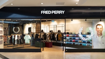 La tradicional marca británica de ropa Fred Perry llega a la Argentina: cómo será su desembarco