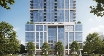 Vista frontal de un edificio moderno de cristal y estructura blanca bajo un cielo azul, con la inscripción "MANHATTAN HOUSING LOTTERY" y árboles frondosos en primer plano.