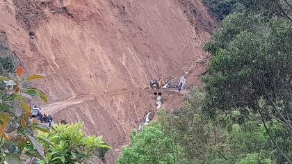 Graban un impactante deslizamiento de tierra en la vía Pereira-Quibdó que bloqueó la carretera