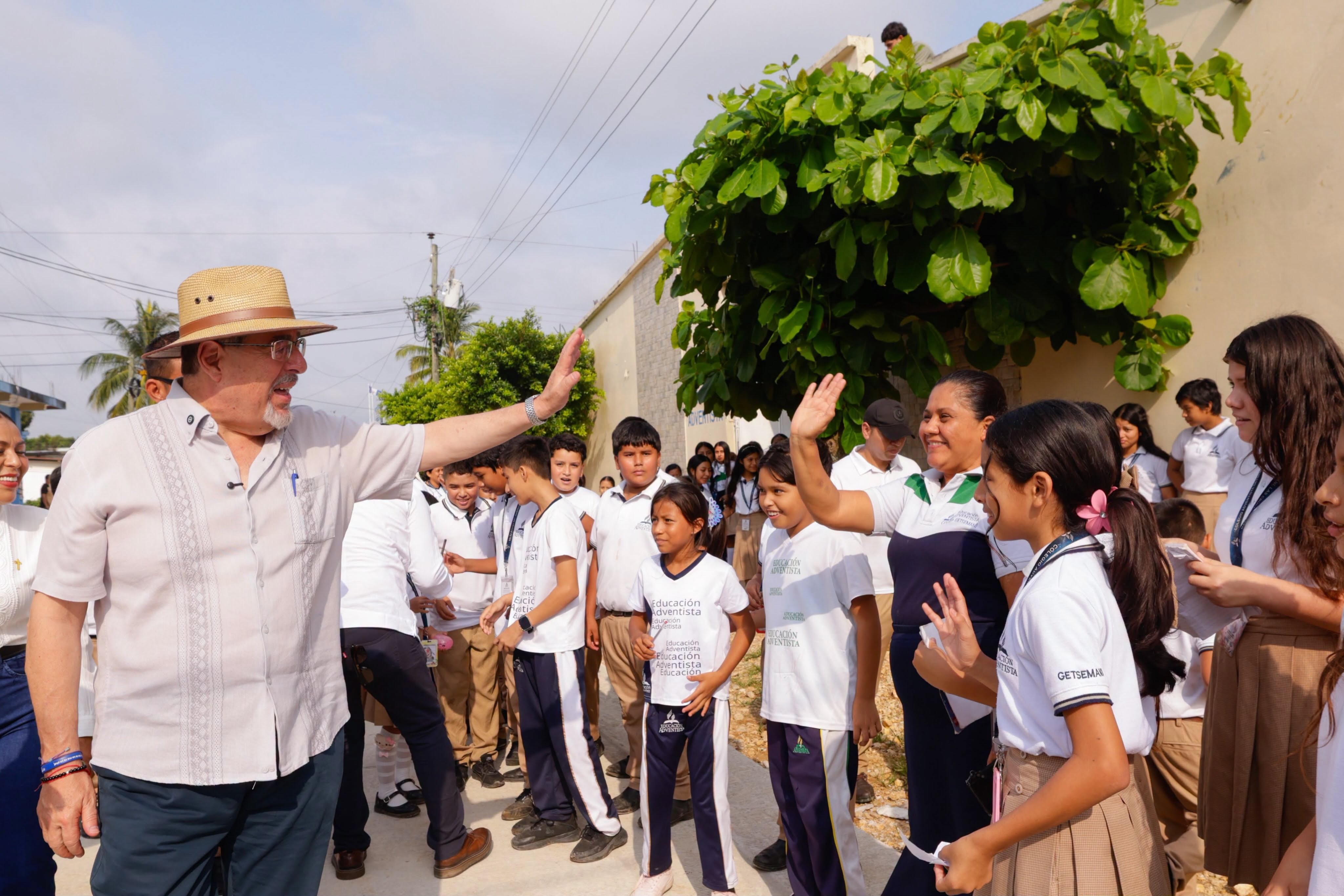 El presidente de Guatemala, Bernardo Arévalo, encabeza un recorrido a pie por una calle pavimentada junto a funcionarios y vecinos. (Gobierno de Guatemala)