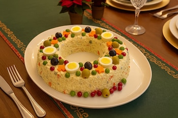 Ensaladilla rusa navideña. (Imagen IA)