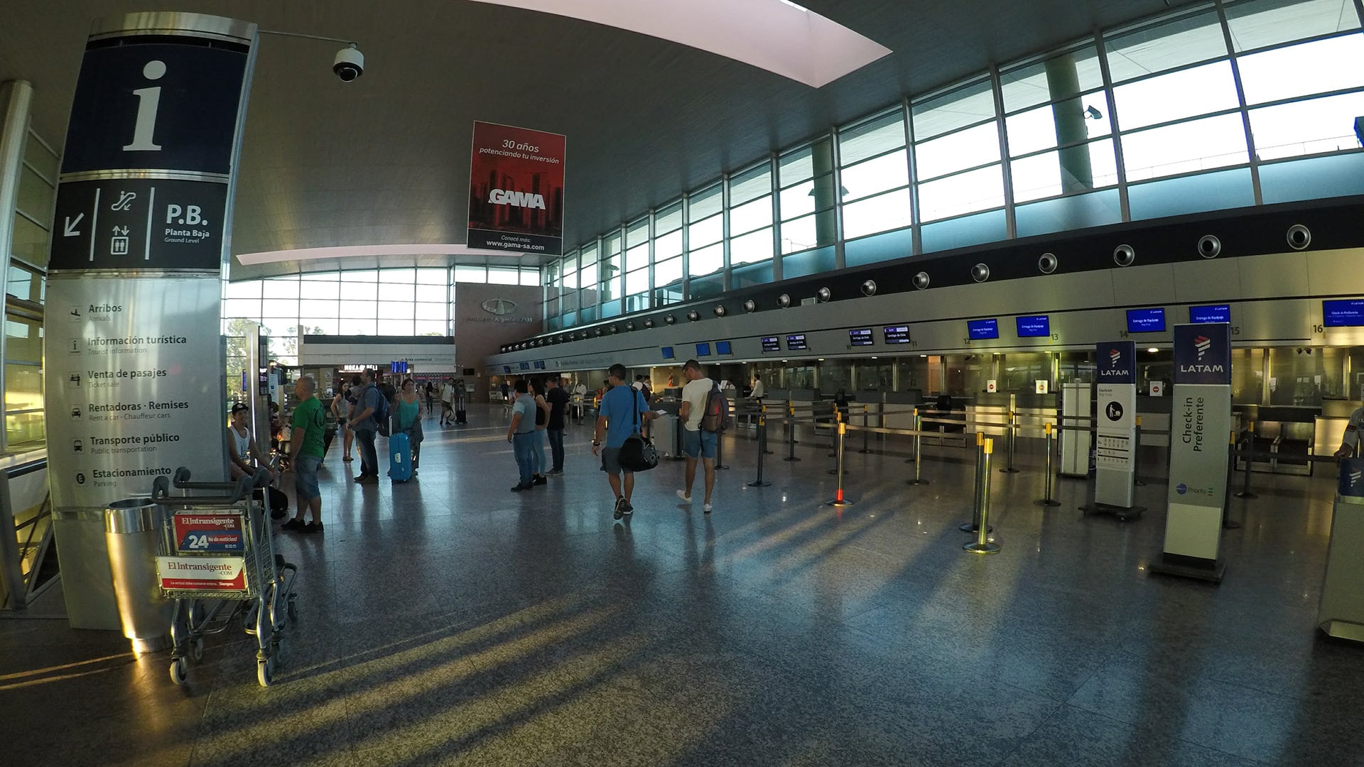 Durante noviembre, 157.785 personas viajaron al exterior sin pasar por Buenos Aires (Martín Rosenzveig)