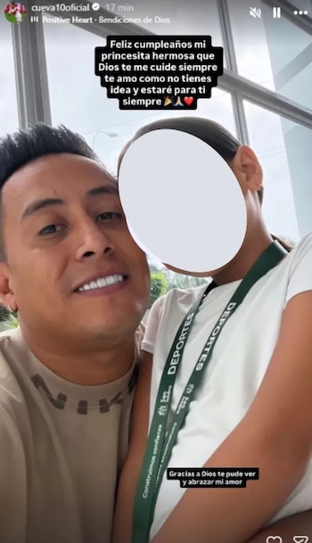 Primer plano de Christian Cueva sonriendo mientras abraza a una niña. La cara de la niña está oscurecida. La imagen tiene texto sobrepuesto