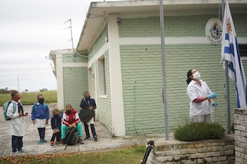 Una docente iza una bandera