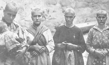 Un grupo de mujeres rapadas