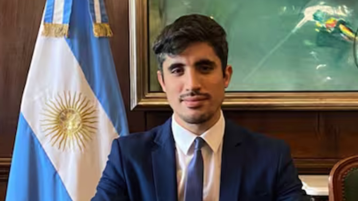 Sede de una embajada y redes sociales en primer plano