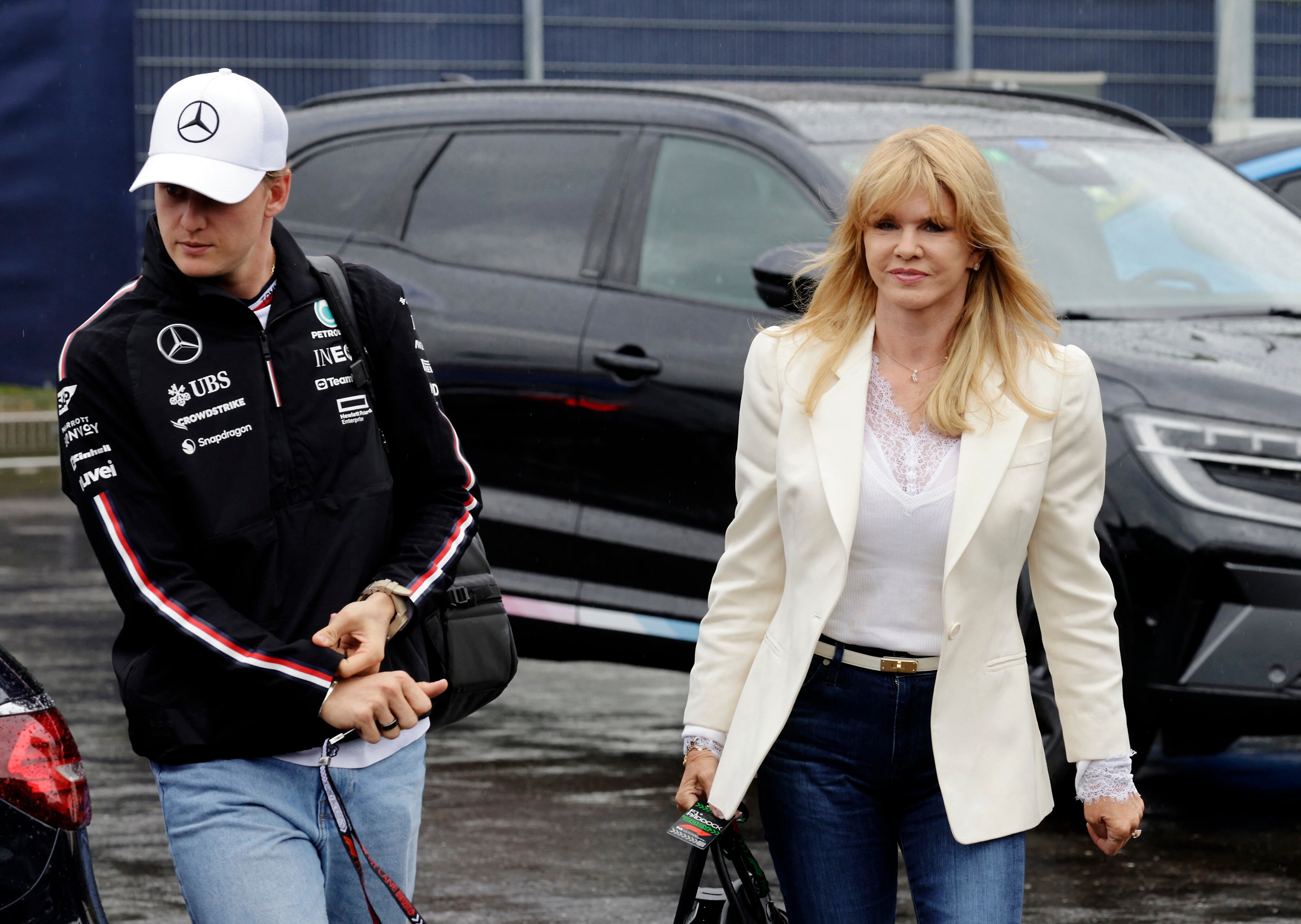 Corinna acompañó a su hijo Mick en algunas carreras cuando fue piloto de reserva de Mercedes (REUTERS/Leonhard Foeger)