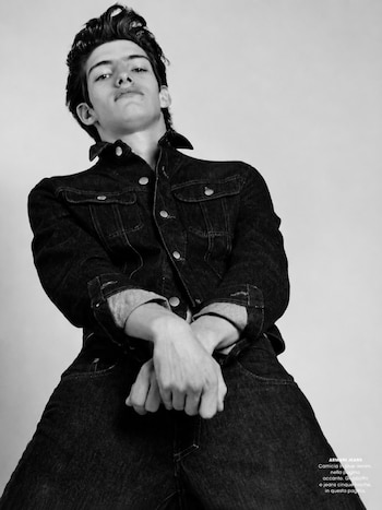 De Pineda con camisa y pantalón de blue denim de Armani Jeans, en la sesión "Top Boy" para L'Uomo Vogue de abril de 1996