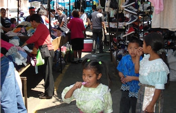La importación de ropa usada en Guatemala superó los 131 millones de kilogramos en 2023, proveniente en un 98.6% desde Estados Unidos, según cifras oficiales. (Foto cortesía)
