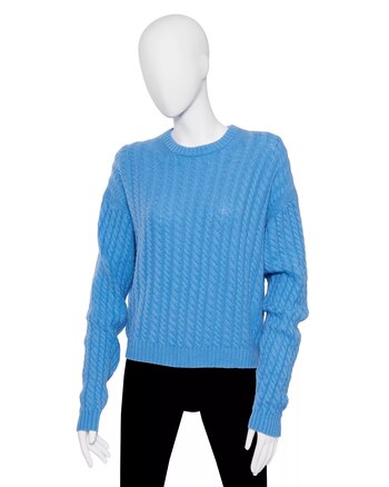 Entre los lotes de Christie’s, el suéter azul celeste de J. Crew de Andy Sachs parte de 100 a 200 dólares y el vestido negro con capucha y plumas de Lady Gaga alcanza una estimación de 15.000 a 20.000 dólares - (cortesía de Christie's)