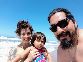 Charly junto a su pareja