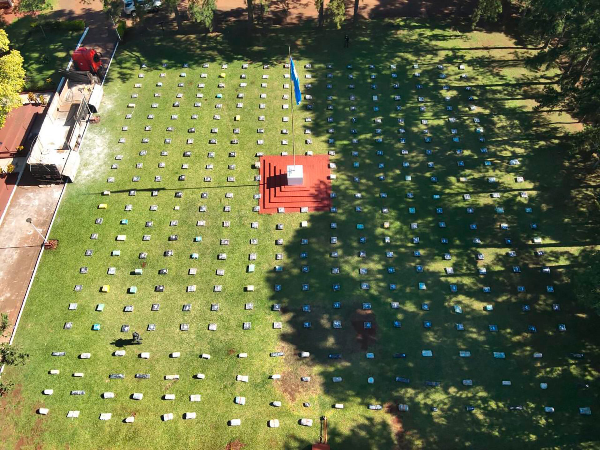 Una vista aérea de las más de nueve toneladas de droga secuestrada