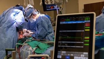 Un hombre se mantiene con