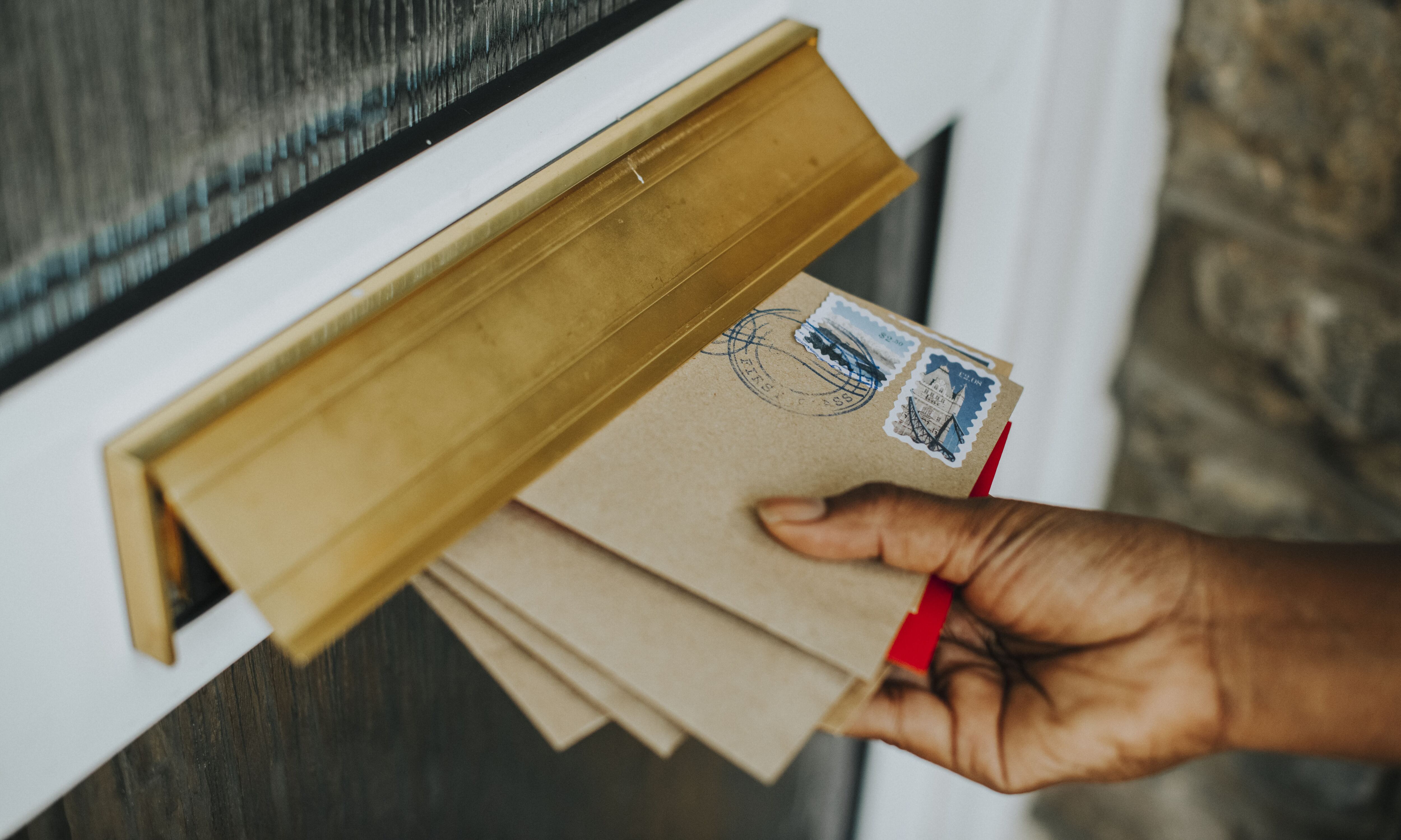 El hombre que tiró todas las cartas del pueblo. (Freepik)