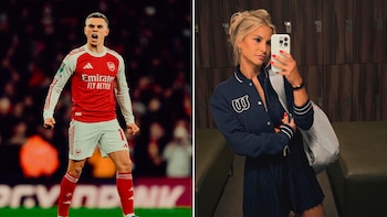 Imagen dividida: Leandro Trossard en camiseta de fútbol roja y blanca con expresión intensa. A la derecha, Laura Hilven en chaqueta azul tomando un selfie