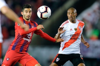 El centrocampista (i), procedente del Cerro Porteño paraguayo, firmó contrato como jugador del Gremio en la tarde del jueves y fue presentado oficialmente este viernes en la sede del club tricolor en Porto Alegre, en donde concedió su primera entrevista. EFE/Juan Ignacio Roncoroni/Archivo