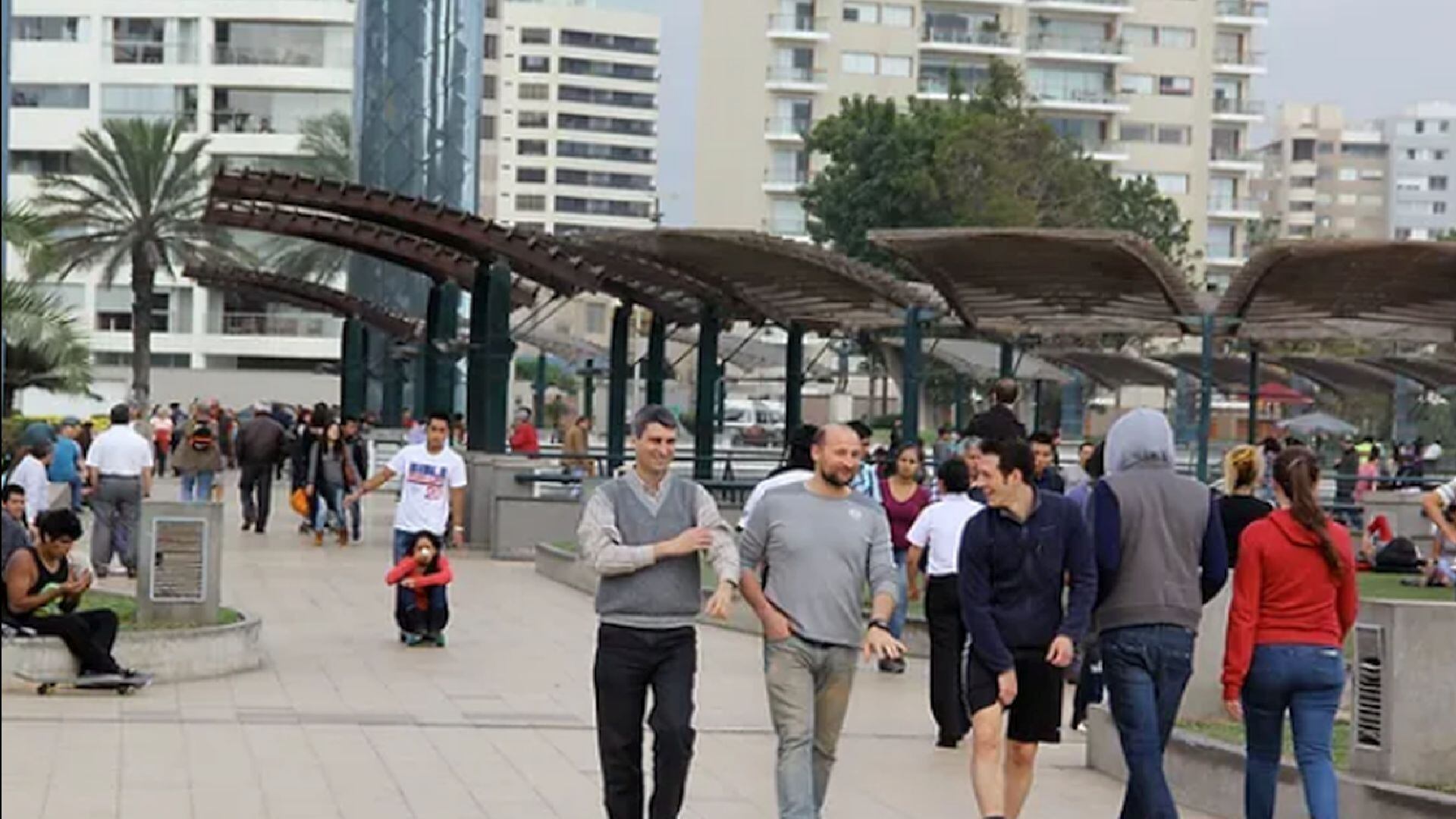 Con una gran variedad de árboles y flores, el parque Salazar ofrecía un refugio natural donde los limeños podían leer y descansar en un ambiente sereno. (Eduardo Figari Gold)