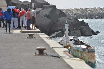 Un cayuco en el Puerto