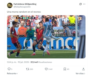 Jugadores de España y Argentina en un partido de fútbol, con un jugador argentino número 10 pateando el balón hacia la portería; marcador España 1, Argentina 0