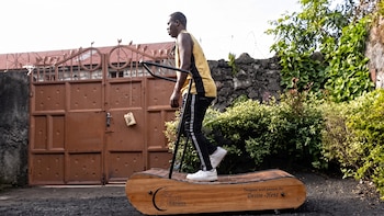 Ni electricidad ni motor: un joven congoleño desafió a las cintas de correr con un invento de madera