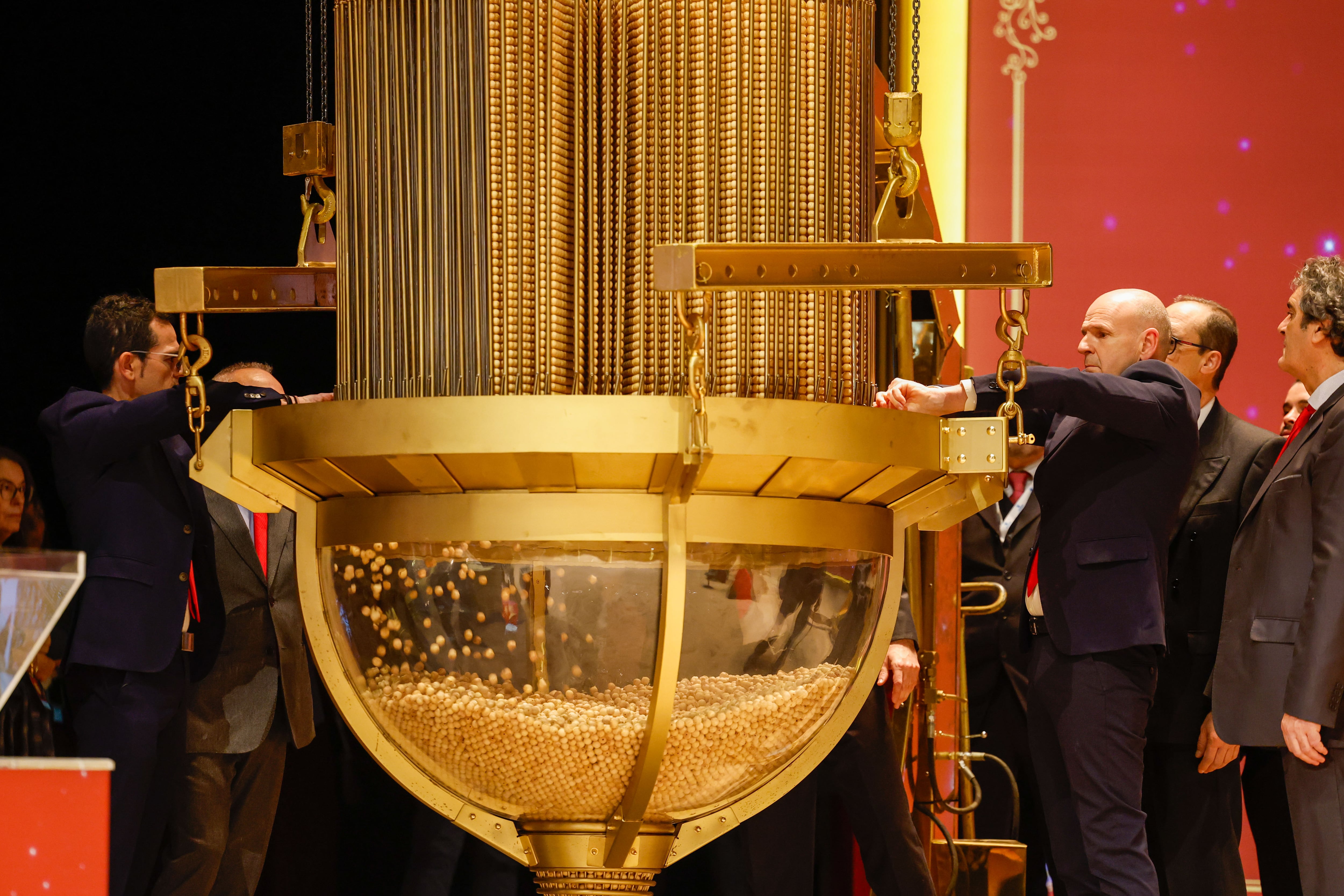 Trabajadores de Loterías y Apuestas del Estado preparan las bolas con los números para introducirlas en el tambor durante los reparativos para el inicio del Sorteo Extraordinario de Navidad,que repartirá 2.772 millones de euros en premios. (EFE/Chema Moya)