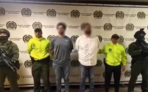 Los hermanos “Pacheco” fueron detenidos en la comuna de Laureles, en Medellín, donde presuntamente coordinaban operaciones de narcotráfico internacional. (X @Teleantioquia)