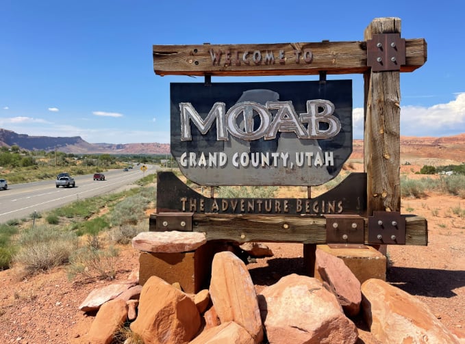 La ciudad de Moab, en el sur de Utah, fue el punto de inicio y de regreso de los corredores rescatados, en una región rodeada por dos parques nacionales (KUTV)