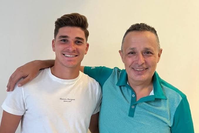 Julián Álvarez junto a quien sería hoy su ex representante, Fernando Hidalgo