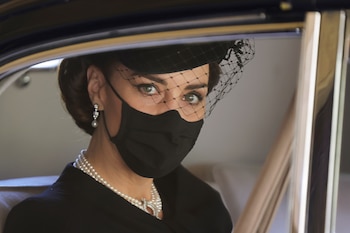 La Duquesa de Cambridge, de 39 años, usó las perlas de la reina y un tocado negro con un velo de encaje