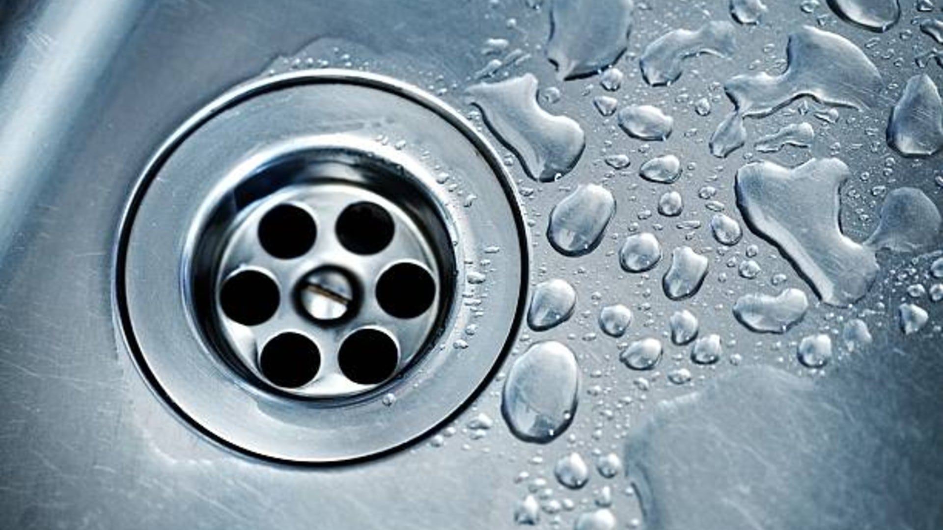 Esta fórmula ayuda a combatir los olores desagradables en baños y cocinas, desinfectando y descomponiendo residuos sin dañar las tuberías ni recurrir a productos químicos agresivos. Foto: (iStock)