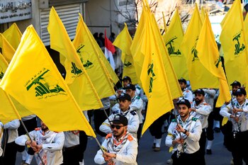 La gente lleva banderas mientras