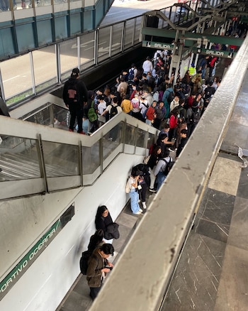Pasajeros de la Línea B del Metro reportan retrasos de 20 hasta más de 30 minutos.