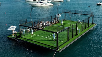 Cancha de Padel flotante en Miami portada