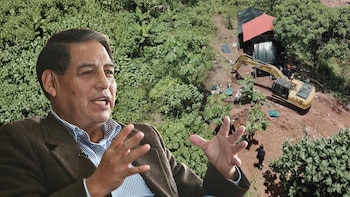 Composición con el rostro de Pedro Yaranga gesticulando y vista aérea de una operación minera con excavadora, estructuras, paneles solares, vegetación