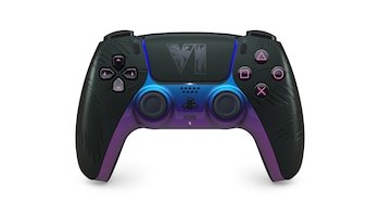 Mando inalámbrico negro y violeta para PlayStation 5 con el número romano VI y siluetas de palmeras en el panel táctil central