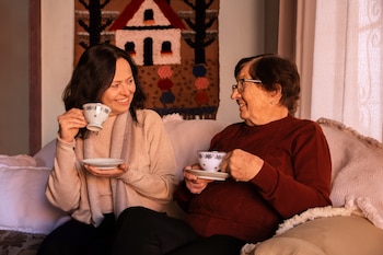 Una pareja de mujeres mayores