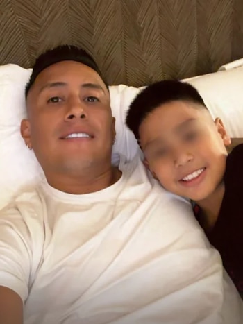 El futbolista de Sport Boys compartió una foto con su pequeño en su habitación.