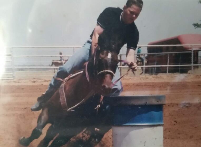 Devin Harjes montando a caballo. (Web oficial del actor)