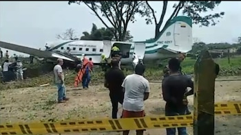 Los uniformados sufrieron heridas leves,