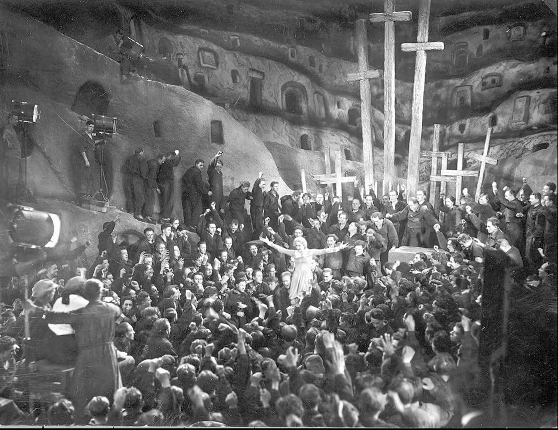 El simbolismo religioso judeocristiano es otra de las estructura del relato y la organización social en la película (Crédito: IMDB)