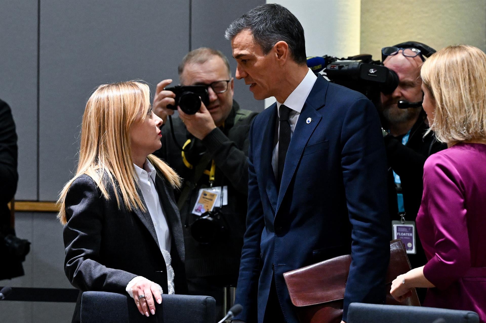 Sánchez replica a las críticas de Italia y dice que allí reciben más inmigrantes irregulares que España