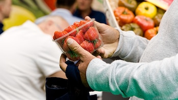 Fresas, fresones, naranjas, limones, huevos y pescado disparan sus precios en el último año
