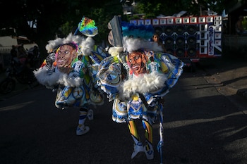 Un juerguista viste un disfraz