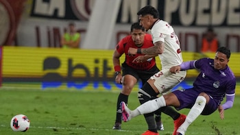 César Inga en disputa por un esférico ante la supervisión de Michael Espinoza. - Crédito: Liga 1