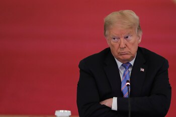 Trump nunca lleva mascarilla en