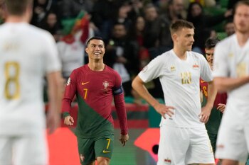 Cristiano Ronaldo de Portugal reacciona