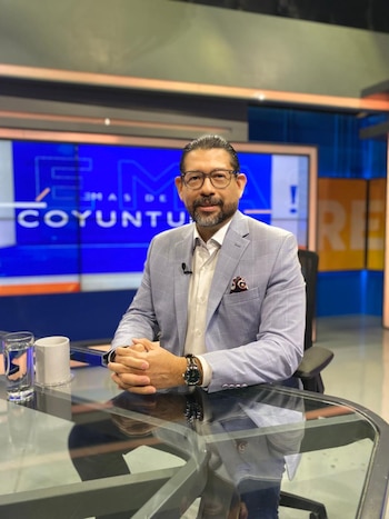 El Dr. Manuel López Ramos advierte que la automedicación puede enmascarar cuadros graves de neumonía, complicando el tratamiento hospitalario (Cortesía Frente a Frente).