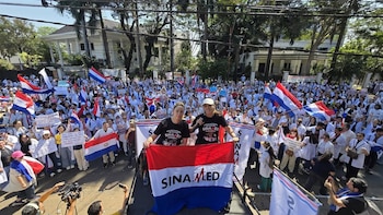 Más de 300 médicos presentan su renuncia en Paraguay en apoyo a la huelga sanitaria