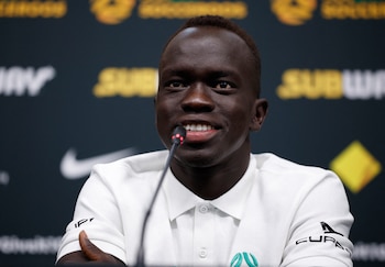 El jugador debutó profesionalmente a los 17 años en el Adelaide United y luego edificó una carrera internacional, superando descensos y desafíos en Europa (REUTERS/John Sibley)