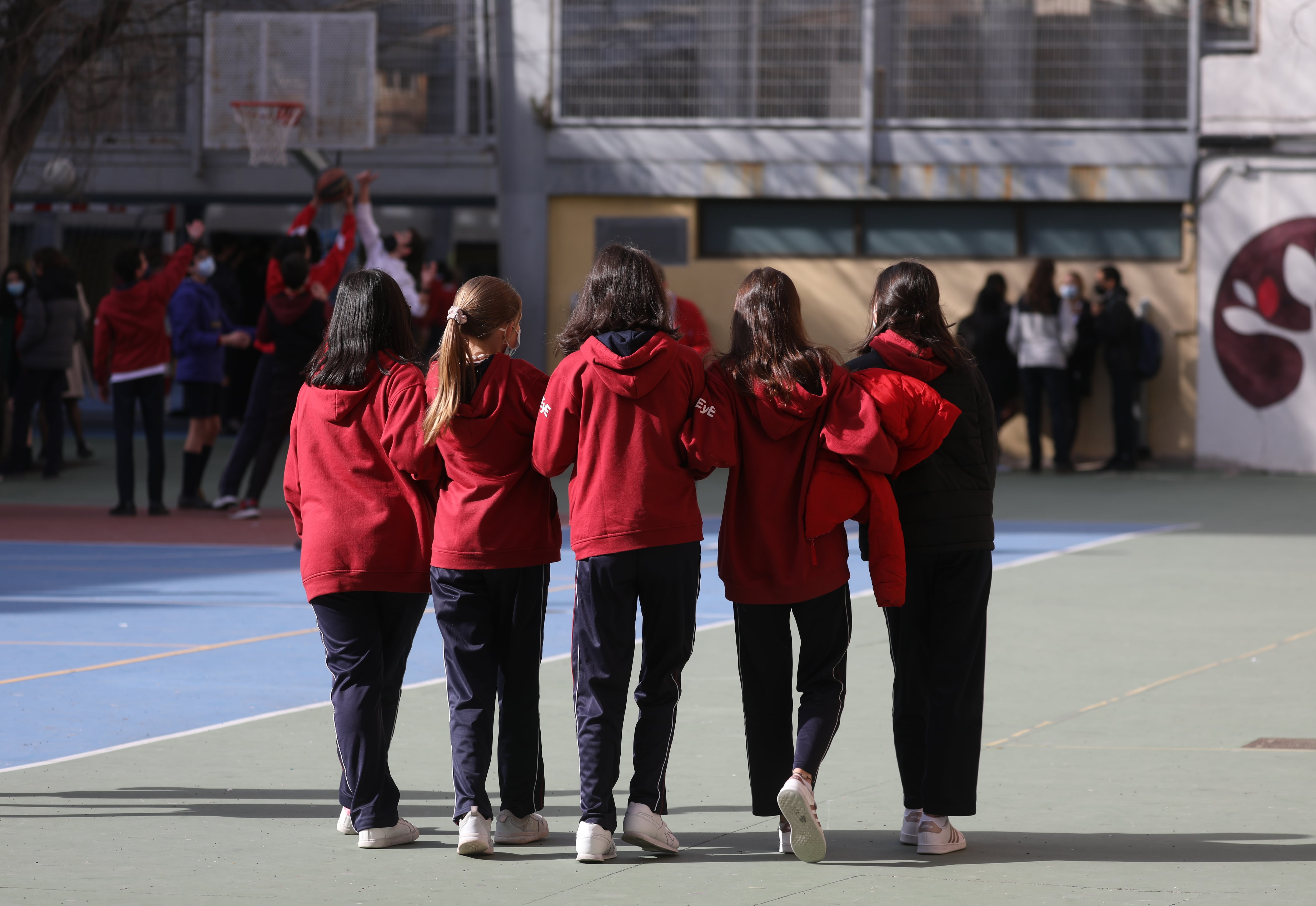 Un grupo de niños en el patio de un colegio de Madrid, a 10 de febrero de 2022. (Isabel Infantes / Europa Press)